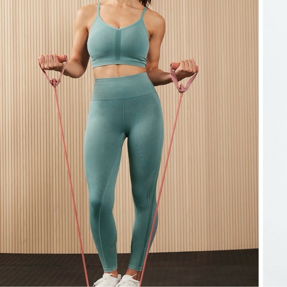 Fabletics Sync Seamless Bra and Legging Set - Picture 2 of 6